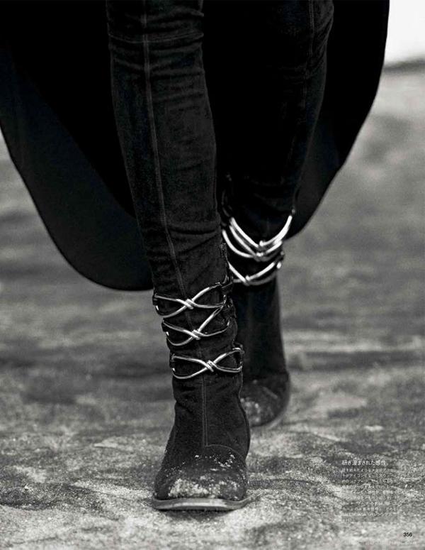 Vogue日本-摄影师彼得・林德伯格激烈和前卫的黑白照片,营造一种神秘的气氛---酷图编号2