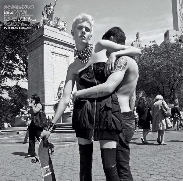 Marie Claire玛丽克莱尔意大利-一个滑板,穿着厚厚的金链子,黑色皮革和强烈的高跟鞋---酷图编号5