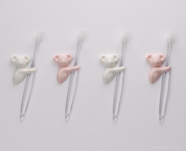 可爱的考拉“拥抱”你的USB电缆-小壁挂式装饰物,可以拥抱您的牙刷或铅笔---酷图编号1070919