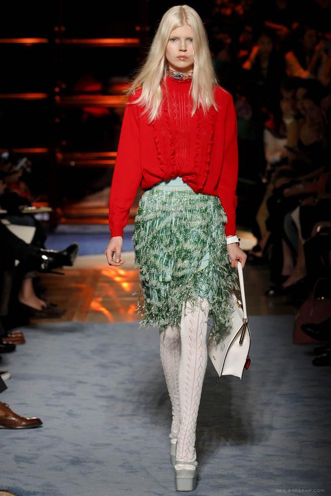 Miu Miu-2014年春/夏|巴黎时装周-异想天开的甜蜜糖果色的大衣和乙烯基迷你裙,编织玛丽珍高跟鞋,卡通风格的装饰件,五颜六色的印花鸟,花,闪闪发光的珠子和细节,给时装拍摄增添了一抹华丽古怪的气氛---酷图编号10