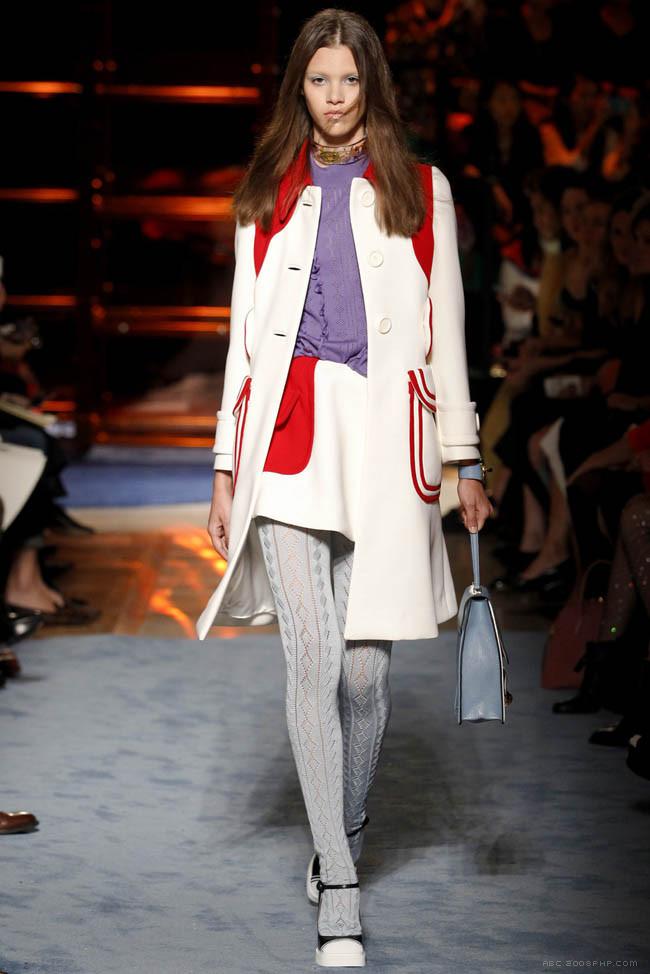 Miu Miu-2014年春/夏|巴黎时装周-异想天开的甜蜜糖果色的大衣和乙烯基迷你裙,编织玛丽珍高跟鞋,卡通风格的装饰件,五颜六色的印花鸟,花,闪闪发光的珠子和细节,给时装拍摄增添了一抹华丽古怪的气氛---酷图编号4