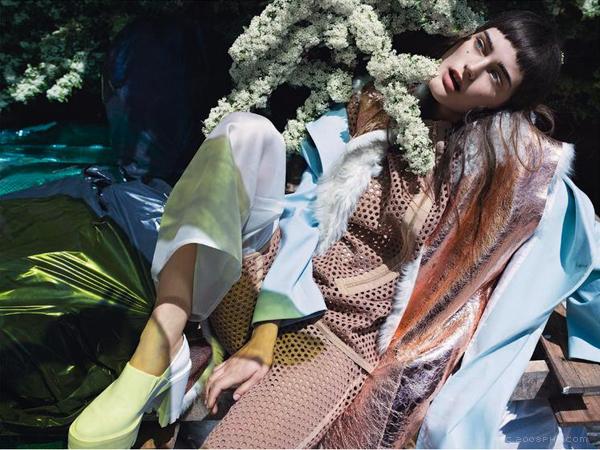 玛丽克莱尔意大利2013年10-鲜艳的颜色,粉彩和金属装饰,构成一幅现代化,未来派风格时装秀---酷图编号8