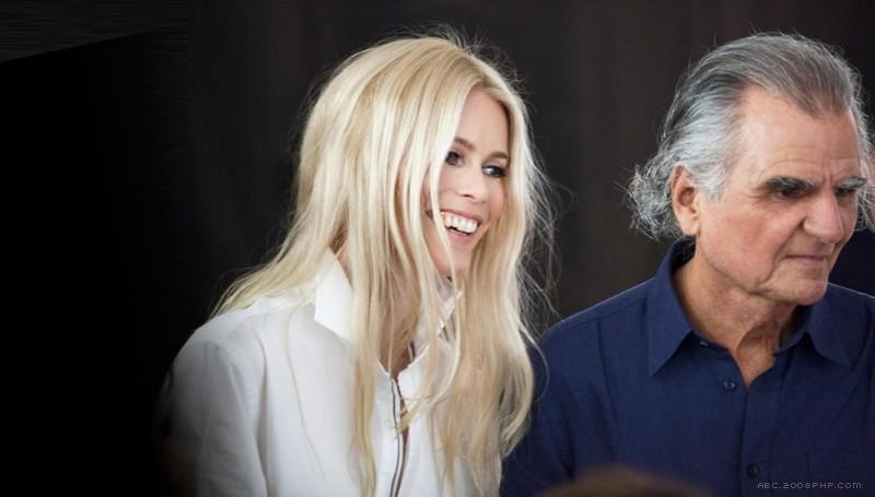 超级名模纳奥米・坎贝尔&克劳迪娅・希弗-义卖限量版蓝芯和樱桃红方手袋广告人像拍摄,所得款项将用于帮助患有乳腺癌的妇女----酷图编号1073839