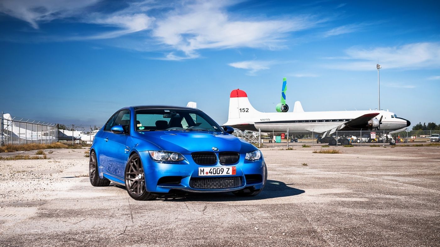 航空飞机旁边的蓝色宝马3系壁纸图片