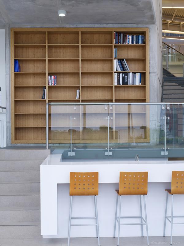 Metalsa SA汽车底盘公司建筑总部楼-几何图形绘制的锯齿型屋顶,是一个家族式的公司,成立于1956年,坐落在墨西哥研究开发科技创新园,一期1750平方米,二期3500平方米,---酷图编号21