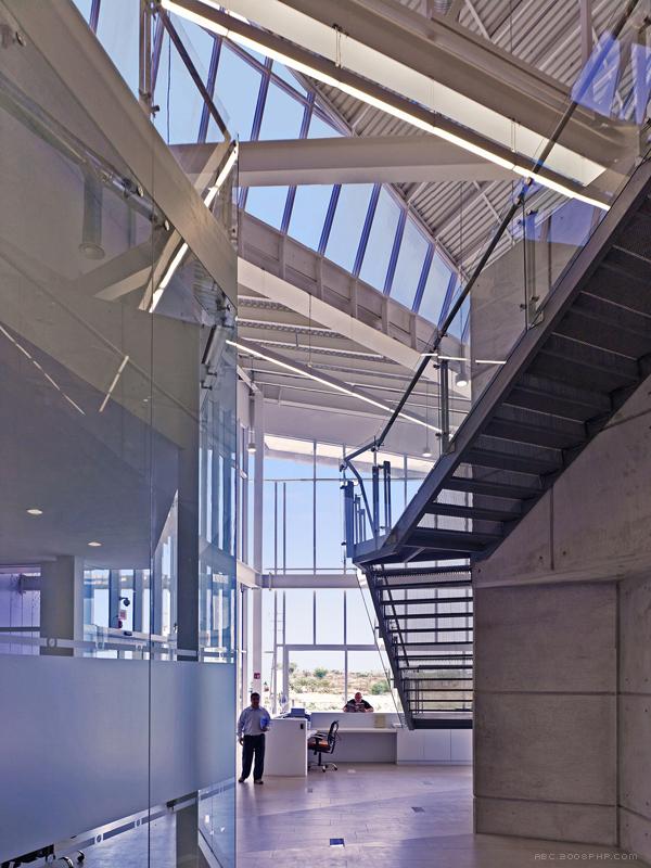 Metalsa SA汽车底盘公司建筑总部楼-几何图形绘制的锯齿型屋顶,是一个家族式的公司,成立于1956年,坐落在墨西哥研究开发科技创新园,一期1750平方米,二期3500平方米,---酷图编号18