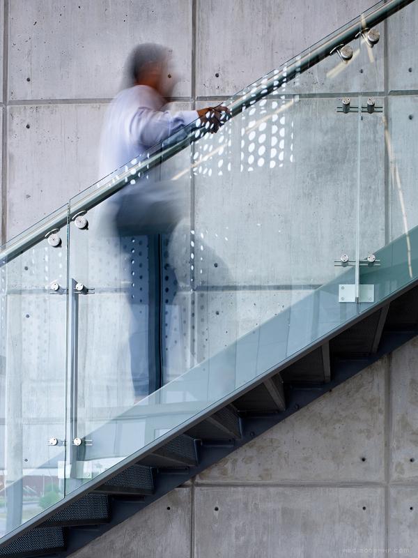 Metalsa SA汽车底盘公司建筑总部楼-几何图形绘制的锯齿型屋顶,是一个家族式的公司,成立于1956年,坐落在墨西哥研究开发科技创新园,一期1750平方米,二期3500平方米,---酷图编号17