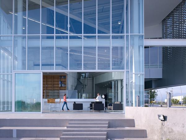 Metalsa SA汽车底盘公司建筑总部楼-几何图形绘制的锯齿型屋顶,是一个家族式的公司,成立于1956年,坐落在墨西哥研究开发科技创新园,一期1750平方米,二期3500平方米,---酷图编号11