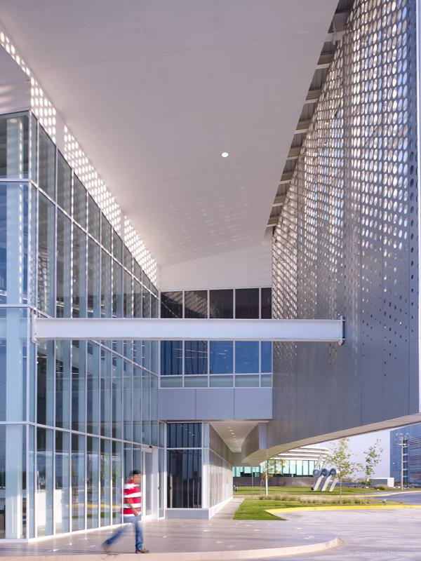 Metalsa SA汽车底盘公司建筑总部楼-几何图形绘制的锯齿型屋顶,是一个家族式的公司,成立于1956年,坐落在墨西哥研究开发科技创新园,一期1750平方米,二期3500平方米,---酷图编号10