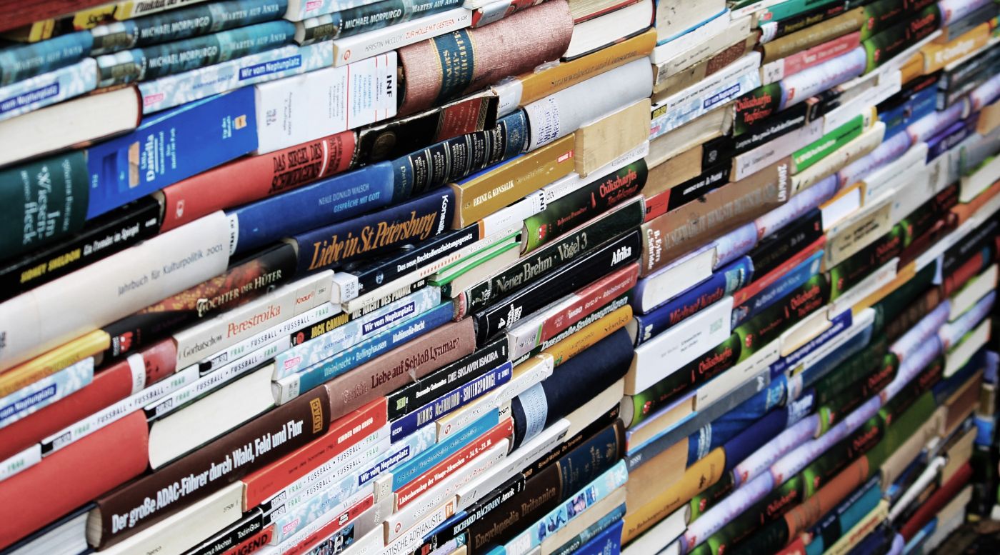 排列整齐的书籍图片