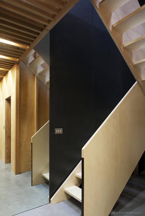 翻修的马厩-房子位于伦敦西部。英国工作室Jonathan Tuckey(乔纳森・塔基)作品-增加了骨骼的分区和天窗---酷图编号9