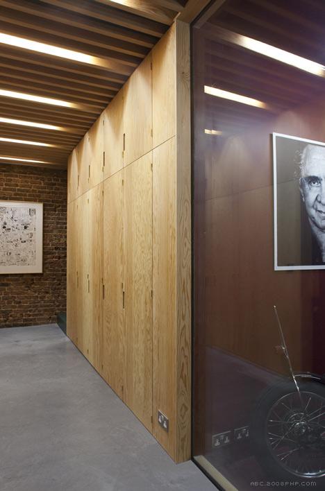 翻修的马厩-房子位于伦敦西部。英国工作室Jonathan Tuckey(乔纳森・塔基)作品-增加了骨骼的分区和天窗---酷图编号5