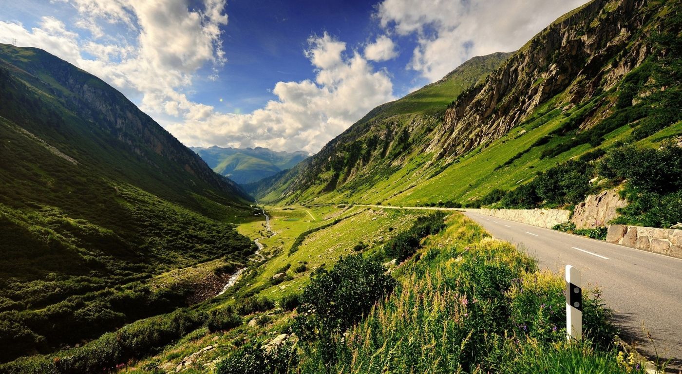 绿色山丘路美景图片