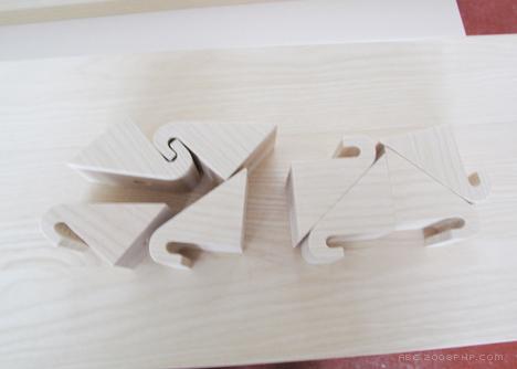 木质卧室家具-瑞士设计师弗洛里安・豪斯维特作品-胶订机部件组成的储物单元架---酷图编号1076698