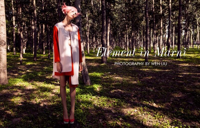 克里斯蒂娜-刘雯-大胆的发型-楠蓝色和粉红色的色调结合几何形状色块,呈现一幅最新独家时尚元素前卫风格---酷图编号6