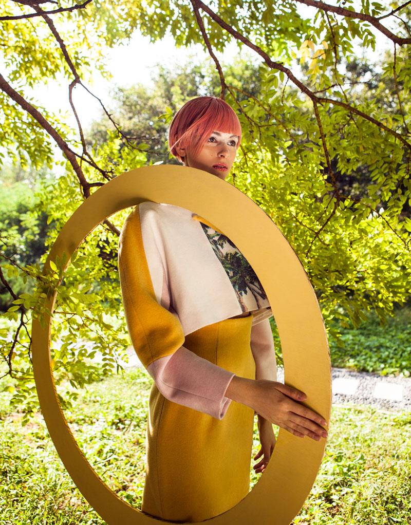 克里斯蒂娜-刘雯-大胆的发型-楠蓝色和粉红色的色调结合几何形状色块,呈现一幅最新独家时尚元素前卫风格---酷图编号3