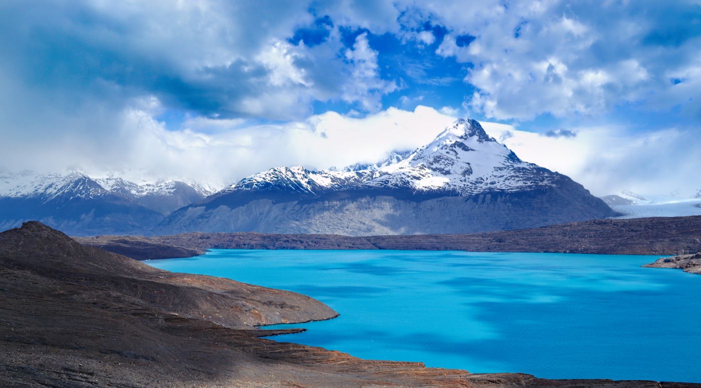 瑞典乌普萨拉蓝色湖美景图片