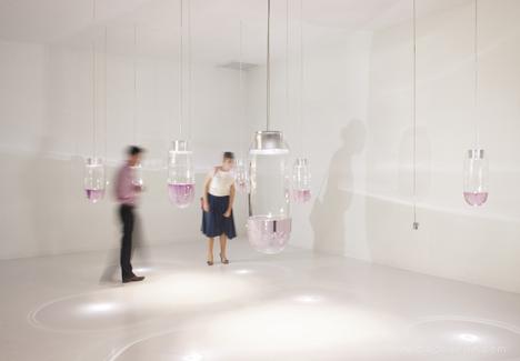 迈阿密2013设计展-高科技的3D绘图照明-设计大师打造的从运动风到投影光抽象图案手工吹制的玻璃容器灯---酷图编号7