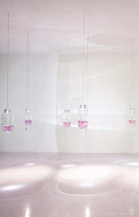 迈阿密2013设计展-高科技的3D绘图照明-设计大师打造的从运动风到投影光抽象图案手工吹制的玻璃容器灯---酷图编号1