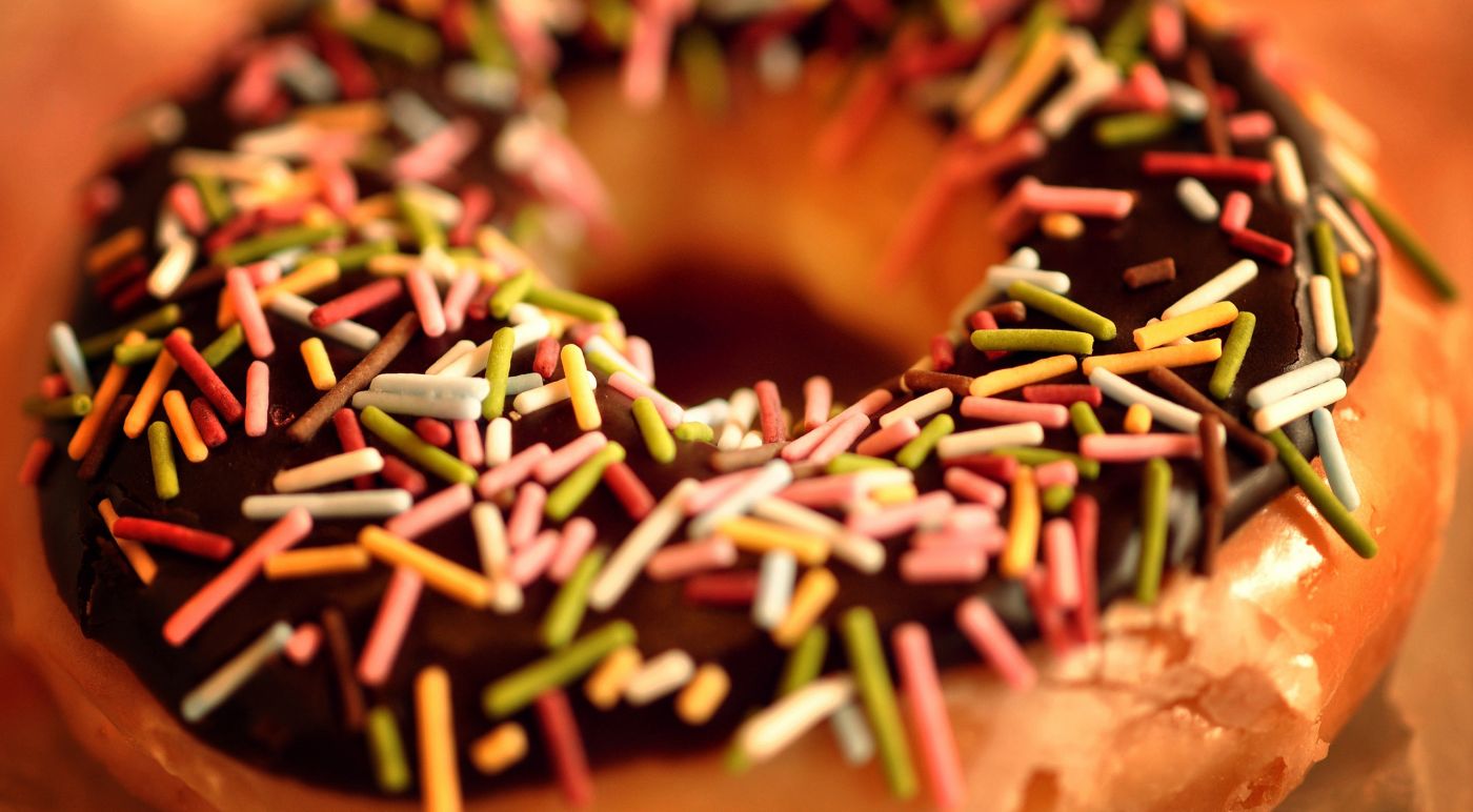 巧克力甜甜圈特写图片