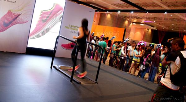 NIKE耐克Flyknit时尚针织线体验店-体验展台为NIKE Lunar1产品的推出在墨西哥---酷图编号2