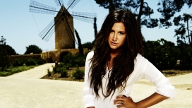 高清晰风车旁的巴基斯坦混血女人壁纸