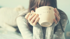 微笑！我爱你！手捧爱心杯子的美女