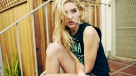 高清晰金发体恤衫美女壁纸