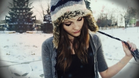 冬季戴帽子的漂亮女孩