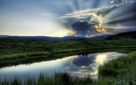 类似原子爆炸蘑菇辐射的日落美景
