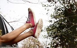 伸出车窗外的脚