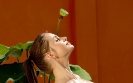 在水疗沙龙放松做SPA的女孩