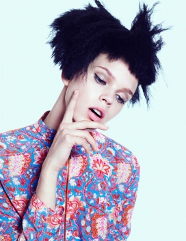 碎花时尚-五颜六色印花图案的女装