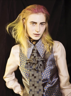 一个绝妙的裁缝技巧-朱莉娅诺比斯时尚彩发人像