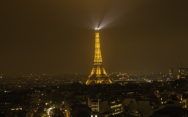 夜光中的艾菲尔塔城市景观