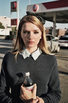 茫然和困惑的莉莉・唐纳森，无可挑剔休闲抛光西装面料女装