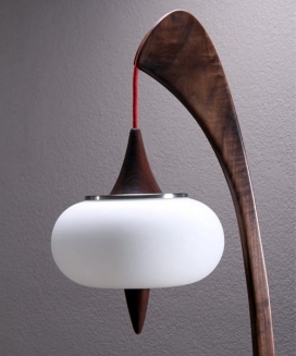 Zurn设计的雕塑落地灯