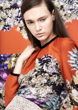 百褶裙-春暖花开季节花卉图案时装秀