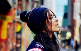 戴帽子鼻穿刺的欧洲女人