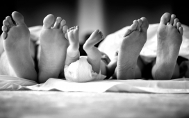 新家庭的脚-黑白照片