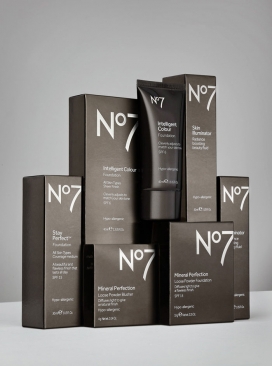 No7-铅锡合金取代目前色彩黄金包-反映了新的品牌更大胆，更自信。No7除了核心的护肤品和化妆品线，洗涤和沐浴范围更加豪华和感性。来自英国Two设计工作室