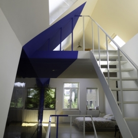 一幢三层高的蓝色家庭房子-法国Alain Hinant and Jean GlibertJ建筑师作品