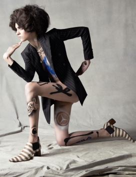 感官戏剧和女战士的姿势动作