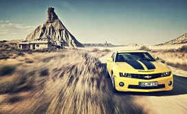 荒野中的chevrolet雪佛兰3黄色轿跑车壁纸