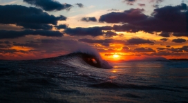 夕阳下的波涛汹涌