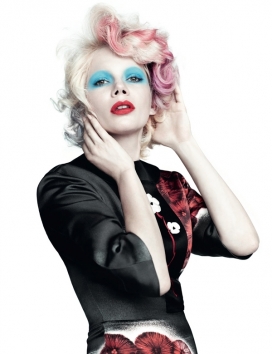 女演员米歇尔・威廉姆斯从休闲装到优雅