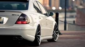 梅赛德斯・奔驰白色汽车尾部