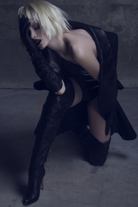 充满未来感的女性魅力-Zink杂志打造的纹理材质和简约色彩风格时装人像