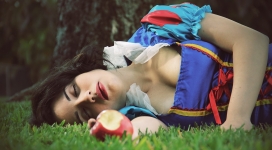 睡在草坪上的雪白丰满女人