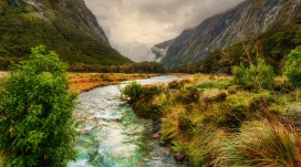 山区间的小河流